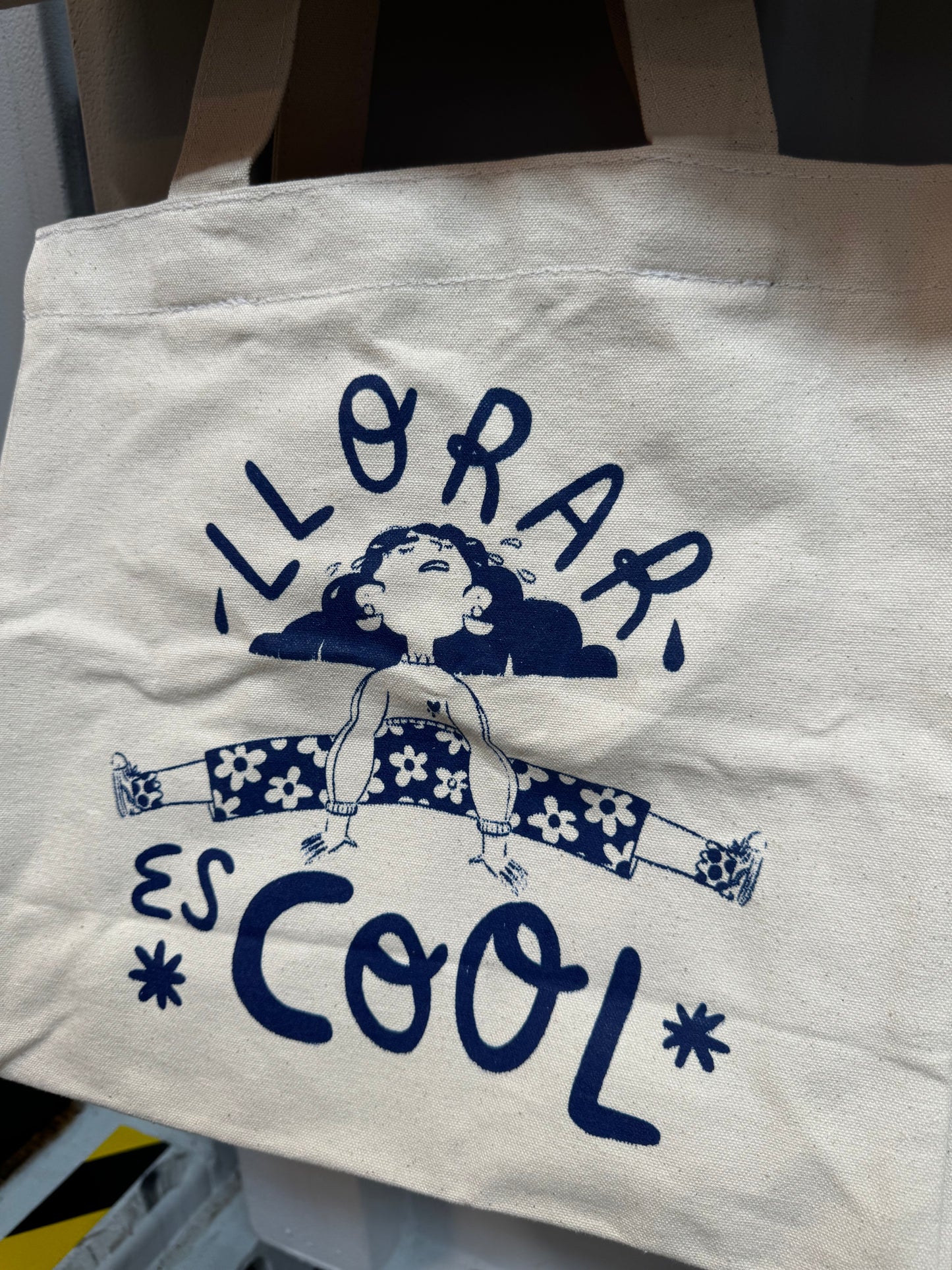 llorar es cool tote bag