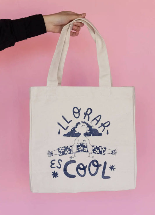 llorar es cool tote bag